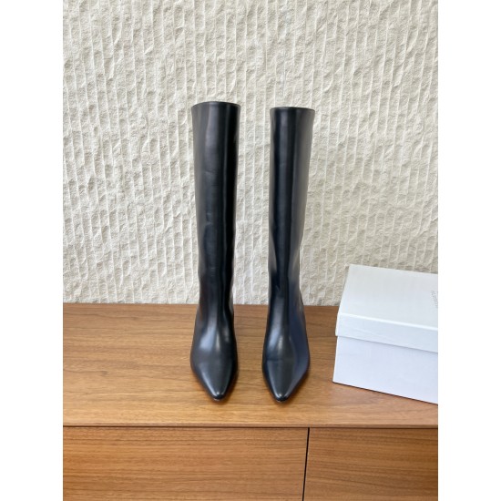 460G279  Maison Margiela 马吉拉 25ss秋冬新款 高跟 长靴简易百搭尖头靴子，北欧小众风情～简约的设计  独特头型设计 让脚丫子变的更加自由自在！想怎么走，就怎么走 ……无约束！套筒设计简单的流畅线条修饰脚型，好穿舒适耐看！▪鞋面：采用原版进口小牛皮▪内里垫脚：水染牛皮▪跟高：7.5cm▪鞋底：原版定制意大利真皮大底▪码数：35-40（40订做不退换）