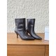 360G279  Maison Margiela 马吉拉 25ss秋冬新款 高跟 短靴简易百搭尖头靴子，北欧小众风情～简约的设计  独特头型设计 让脚丫子变的更加自由自在！想怎么走，就怎么走 ……无约束！套筒设计简单的流畅线条修饰脚型，好穿舒适耐看！▪鞋面：采用原版进口小牛皮▪内里垫脚：水染牛皮▪跟高：7.5cm▪鞋底：原版定制意大利真皮大底▪码数：35-40（40订做不退换）