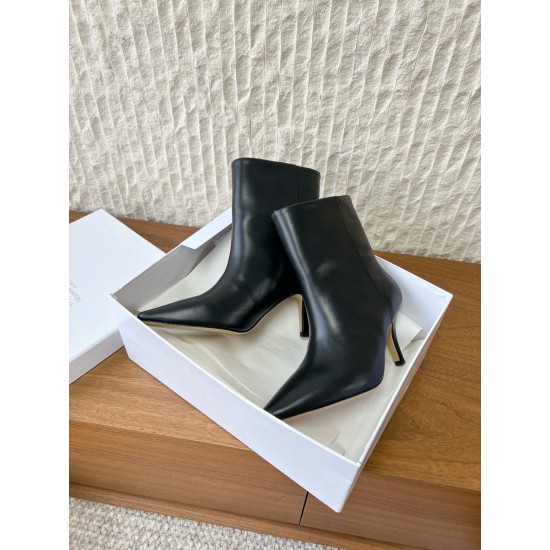 360G279  Maison Margiela 马吉拉 25ss秋冬新款 高跟 短靴简易百搭尖头靴子，北欧小众风情～简约的设计  独特头型设计 让脚丫子变的更加自由自在！想怎么走，就怎么走 ……无约束！套筒设计简单的流畅线条修饰脚型，好穿舒适耐看！▪鞋面：采用原版进口小牛皮▪内里垫脚：水染牛皮▪跟高：7.5cm▪鞋底：原版定制意大利真皮大底▪码数：35-40（40订做不退换）