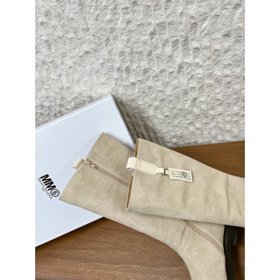 350G279 MaisonMargiela 马吉拉 25ss 秋冬新款 分趾高筒靴火爆来袭！太香了‼️靓丽多彩少女感扑面而来！不容错过的时尚单品  简单又有格调的美 跑量扛把子 必入单品 时尚减龄神器 随性率真的感脚简单高级的设计 融入MM6独有的标志同时满足日常 休闲渡假 百搭 真心巴适意大利真皮大底 分体设计 原版一致材料 对标原单 请认准咱家高货▪鞋面：牛京▪内里：牛皮▪大底：原版进口发泡大底▪Size：35-39（40定做不退换）