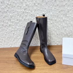 380G279 MaisonMargiela 马吉拉 25ss 秋冬新款 分趾高筒靴火爆来袭！太香了‼️靓丽多彩少女感扑面而来！不容错过的时尚单品  简单又有格调的美 跑量扛把子 必入单品 时尚减龄神器 随性率真的感脚简单高级的设计 融入MM6独有的标志同时满足日常 休闲渡假 百搭 真心巴适意大利真皮大底 分体设计 原版一致材料 对标原单 请认准咱家高货▪鞋面：牛皮▪内里：牛皮▪大底：原版进口发泡大底▪Size：35-39（40定做不退换）