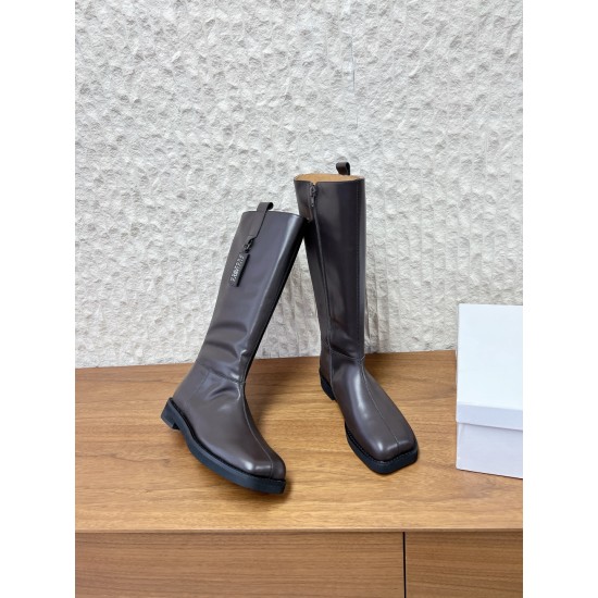 380G279 MaisonMargiela 马吉拉 25ss 秋冬新款 分趾高筒靴火爆来袭！太香了‼️靓丽多彩少女感扑面而来！不容错过的时尚单品  简单又有格调的美 跑量扛把子 必入单品 时尚减龄神器 随性率真的感脚简单高级的设计 融入MM6独有的标志同时满足日常 休闲渡假 百搭 真心巴适意大利真皮大底 分体设计 原版一致材料 对标原单 请认准咱家高货▪鞋面：牛皮▪内里：牛皮▪大底：原版进口发泡大底▪Size：35-39（40定做不退换）
