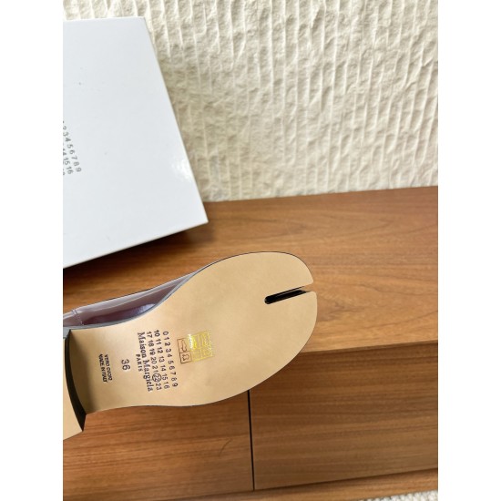 370G321  Maison Margiela 马吉拉 25ss秋冬新款 tabi分趾 切尔西 短靴当哥特式建筑的凌厉线条邂逅东方余韵 这款短靴以先锋姿态重构经典让传承与颠覆在靴履间共生。侧边弹力布与后部标志性形成视觉反差低调展露手工痕迹与品牌身份 。搭配廓形大衣与直筒裤 就是街头风配针织裙与袜套 就是前卫的碰撞。每一步都踏在舒适与格调的平衡点上让Tabi的反叛精神融入秋冬日常▪鞋面：采用原版进口小牛皮▪内里踮脚：牛皮▪鞋底：原版定制意大利进口真皮大底▪size：35-39（4041.定制不退换）