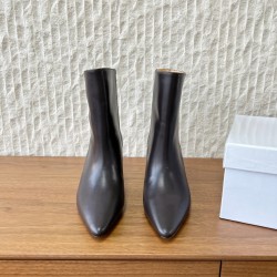 360G279  Maison Margiela 马吉拉 25ss秋冬新款 高跟 短靴简易百搭尖头靴子，北欧小众风情～简约的设计  独特头型设计 让脚丫子变的更加自由自在！想怎么走，就怎么走 ……无约束！套筒设计简单的流畅线条修饰脚型，好穿舒适耐看！▪鞋面：采用原版进口小牛皮▪内里垫脚：水染牛皮▪跟高：7.5cm▪鞋底：原版定制意大利真皮大底▪码数：35-40（40订做不退换）