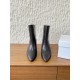 360G279  Maison Margiela 马吉拉 25ss秋冬新款 高跟 短靴简易百搭尖头靴子，北欧小众风情～简约的设计  独特头型设计 让脚丫子变的更加自由自在！想怎么走，就怎么走 ……无约束！套筒设计简单的流畅线条修饰脚型，好穿舒适耐看！▪鞋面：采用原版进口小牛皮▪内里垫脚：水染牛皮▪跟高：7.5cm▪鞋底：原版定制意大利真皮大底▪码数：35-40（40订做不退换）