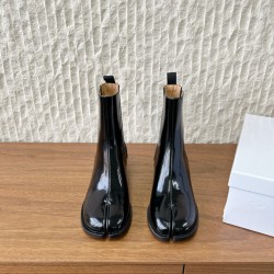 370G321  Maison Margiela 马吉拉 25ss秋冬新款 tabi分趾 切尔西 短靴当哥特式建筑的凌厉线条邂逅东方余韵 这款短靴以先锋姿态重构经典让传承与颠覆在靴履间共生。侧边弹力布与后部标志性形成视觉反差低调展露手工痕迹与品牌身份 。搭配廓形大衣与直筒裤 就是街头风配针织裙与袜套 就是前卫的碰撞。每一步都踏在舒适与格调的平衡点上让Tabi的反叛精神融入秋冬日常▪鞋面：采用原版进口小牛皮▪内里踮脚：牛皮▪鞋底：原版定制意大利进口真皮大底▪size：35-39（4041.定制不退换）