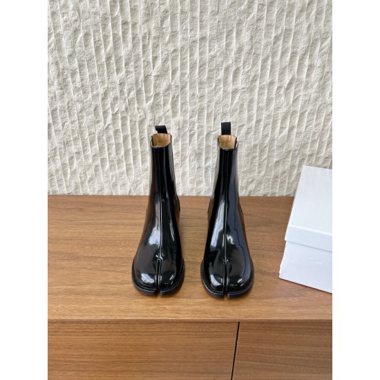 370G321  Maison Margiela 马吉拉 25ss秋冬新款 tabi分趾 切尔西 短靴当哥特式建筑的凌厉线条邂逅东方余韵 这款短靴以先锋姿态重构经典让传承与颠覆在靴履间共生。侧边弹力布与后部标志性形成视觉反差低调展露手工痕迹与品牌身份 。搭配廓形大衣与直筒裤 就是街头风配针织裙与袜套 就是前卫的碰撞。每一步都踏在舒适与格调的平衡点上让Tabi的反叛精神融入秋冬日常▪鞋面：采用原版进口小牛皮▪内里踮脚：牛皮▪鞋底：原版定制意大利进口真皮大底▪size：35-39（4041.定制不退换）