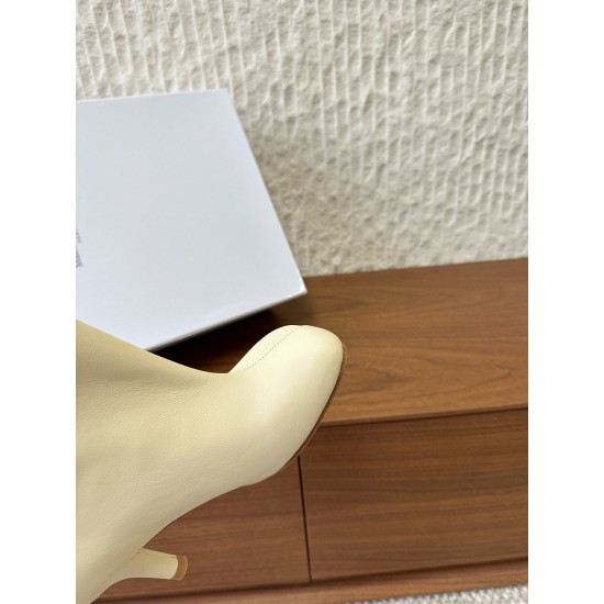 530GG279  Maison Margiela 玛吉拉 25ss秋冬新款 直筒 长靴不过膝 MM6家tabi分趾鞋靴 原版开模双层真皮鞋底 原版套楦鞋型很大方 搭配各种风格都轻松驾驭 小短腿的福音 上身瞬间秒变大长腿 上脚不被常规所拘束，随心所欲做自己～上脚炒鸡柔软舒适▪️鞋面：采用原版进口牛皮▪️内里垫脚：羊皮▪️大底：原版定制意大利双层真皮大底▪️Size：35-39（40.41定制不退不换）
