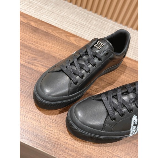 GIVENCHY Sneakers