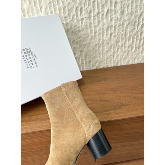 340G279  MaisonMargiela 马吉拉 25ss秋冬新款 分趾系列 高跟 分趾靴原版套楦鞋型很经典，不管是价格还是品质通通秒杀市场……告别臃肿，专为当代独立、气质都市女性打造高级鞋履 对是小众的佼佼者，百搭王，小众没有那么烂大街，穿上太有气质了▪鞋面：采用原版进口原版羊皮/爆裂纹牛皮 ▪内里垫脚：苯染牛皮 ▪大底：原版定制双层真皮大底▪Size：35-39（40定做不退换）
