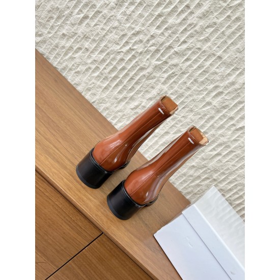 370G321  Maison Margiela 马吉拉 25ss秋冬新款 tabi分趾 切尔西 短靴当哥特式建筑的凌厉线条邂逅东方余韵 这款短靴以先锋姿态重构经典让传承与颠覆在靴履间共生。侧边弹力布与后部标志性形成视觉反差低调展露手工痕迹与品牌身份 。搭配廓形大衣与直筒裤 就是街头风配针织裙与袜套 就是前卫的碰撞。每一步都踏在舒适与格调的平衡点上让Tabi的反叛精神融入秋冬日常▪鞋面：采用原版进口小牛皮▪内里踮脚：牛皮▪鞋底：原版定制意大利进口真皮大底▪size：35-39（4041.定制不退换）