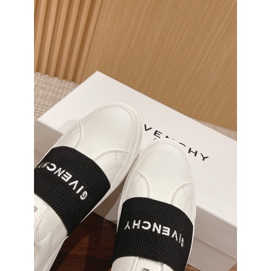 GIVENCHY Sneakers