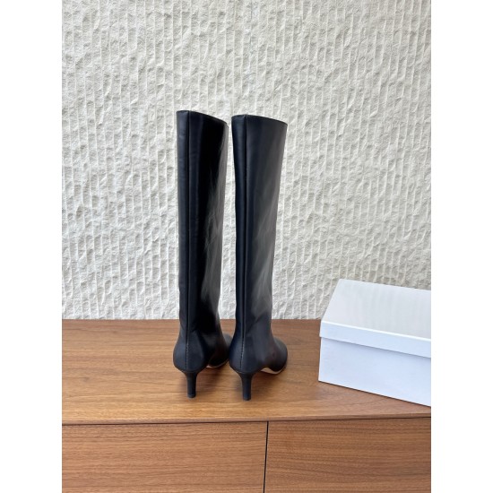 530G279  Maison Margiela 玛吉拉 25ss秋冬新款 直筒 长靴不过膝 MM6家tabi分趾鞋靴 原版开模双层真皮鞋底 原版套楦鞋型很大方 搭配各种风格都轻松驾驭 小短腿的福音 上身瞬间秒变大长腿 上脚不被常规所拘束，随心所欲做自己～上脚炒鸡柔软舒适▪️鞋面：采用原版进口牛皮▪️内里垫脚：羊皮▪️大底：原版定制意大利双层真皮大底▪️Size：35-39（40.41定制不退不换）