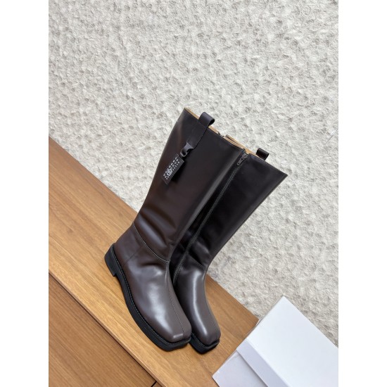 380G279 MaisonMargiela 马吉拉 25ss 秋冬新款 分趾高筒靴火爆来袭！太香了‼️靓丽多彩少女感扑面而来！不容错过的时尚单品  简单又有格调的美 跑量扛把子 必入单品 时尚减龄神器 随性率真的感脚简单高级的设计 融入MM6独有的标志同时满足日常 休闲渡假 百搭 真心巴适意大利真皮大底 分体设计 原版一致材料 对标原单 请认准咱家高货▪鞋面：牛皮▪内里：牛皮▪大底：原版进口发泡大底▪Size：35-39（40定做不退换）