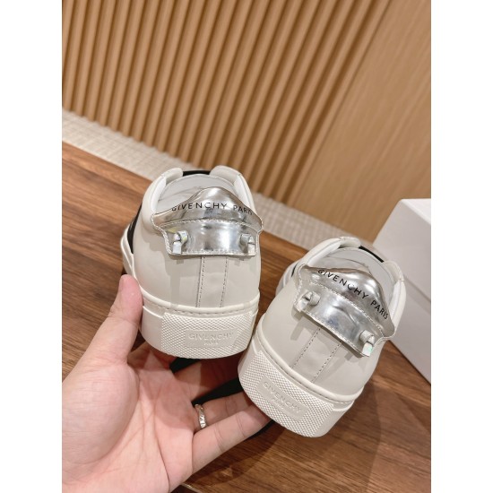 GIVENCHY Sneakers
