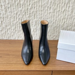 360G279  Maison Margiela 马吉拉 25ss秋冬新款 高跟 短靴简易百搭尖头靴子，北欧小众风情～简约的设计  独特头型设计 让脚丫子变的更加自由自在！想怎么走，就怎么走 ……无约束！套筒设计简单的流畅线条修饰脚型，好穿舒适耐看！▪鞋面：采用原版进口小牛皮▪内里垫脚：水染牛皮▪跟高：7.5cm▪鞋底：原版定制意大利真皮大底▪码数：35-40（40订做不退换）