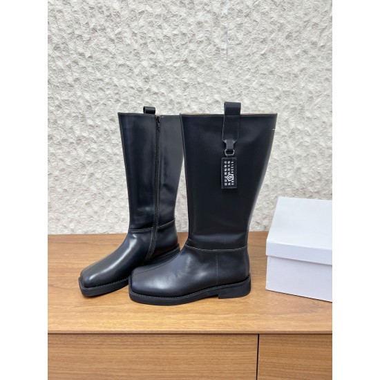 380G279 MaisonMargiela 马吉拉 25ss 秋冬新款 分趾高筒靴火爆来袭！太香了‼️靓丽多彩少女感扑面而来！不容错过的时尚单品  简单又有格调的美 跑量扛把子 必入单品 时尚减龄神器 随性率真的感脚简单高级的设计 融入MM6独有的标志同时满足日常 休闲渡假 百搭 真心巴适意大利真皮大底 分体设计 原版一致材料 对标原单 请认准咱家高货▪鞋面：牛皮▪内里：牛皮▪大底：原版进口发泡大底▪Size：35-39（40定做不退换）