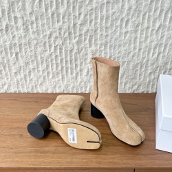 340G279  MaisonMargiela 马吉拉 25ss秋冬新款 分趾系列 高跟 分趾靴原版套楦鞋型很经典，不管是价格还是品质通通秒杀市场……告别臃肿，专为当代独立、气质都市女性打造高级鞋履 对是小众的佼佼者，百搭王，小众没有那么烂大街，穿上太有气质了▪鞋面：采用原版进口原版羊皮/爆裂纹牛皮 ▪内里垫脚：苯染牛皮 ▪大底：原版定制双层真皮大底▪Size：35-39（40定做不退换）