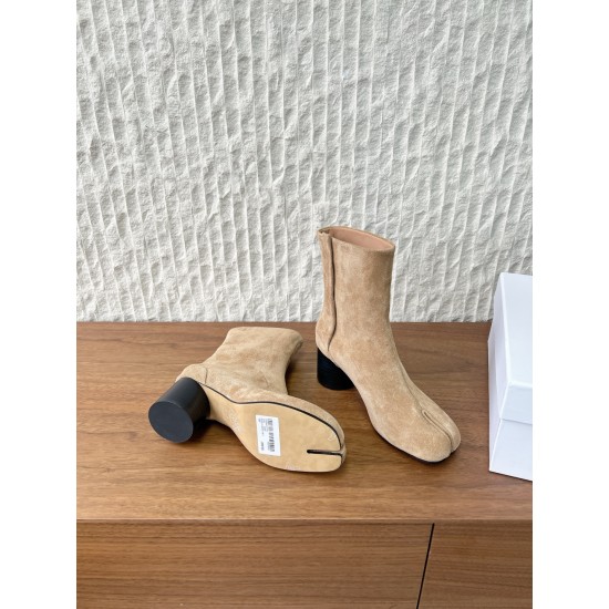 340G279  MaisonMargiela 马吉拉 25ss秋冬新款 分趾系列 高跟 分趾靴原版套楦鞋型很经典，不管是价格还是品质通通秒杀市场……告别臃肿，专为当代独立、气质都市女性打造高级鞋履 对是小众的佼佼者，百搭王，小众没有那么烂大街，穿上太有气质了▪鞋面：采用原版进口原版羊皮/爆裂纹牛皮 ▪内里垫脚：苯染牛皮 ▪大底：原版定制双层真皮大底▪Size：35-39（40定做不退换）