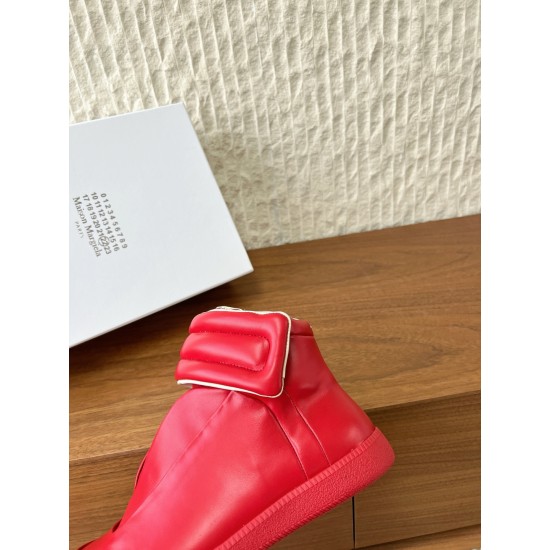 360（男码+10）G295 Maison Margiela 马吉拉 25ss秋冬新款马吉拉Future Sneaker复古 高帮 休闲鞋MM6作为这两年最受欢迎的鬼才设计师品牌设计简单、奢华的质感让你爱不释手  不想满大街撞款的可以看看这个品牌，比较小众却又是那么好搭配ins、小红书随处可见这个品牌的身影 ▪鞋面：采用原版进口牛皮▪内里垫脚：丝绸羊皮▪大底：原版定制防滑橡胶大底▪码数：35-44（女码40，男码45.46.47.48定做不退换）
