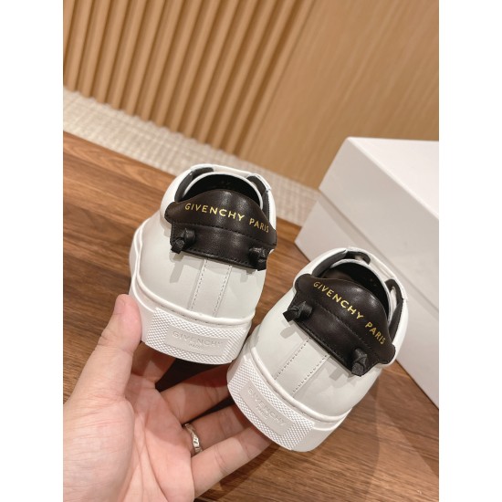 GIVENCHY Sneakers