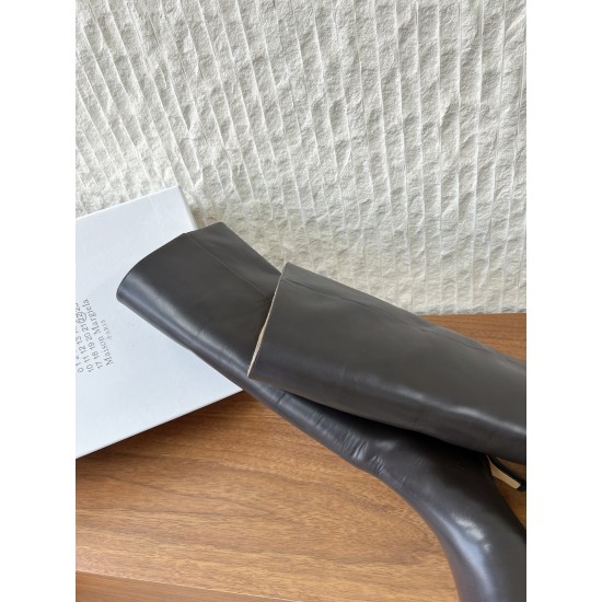 460G279  Maison Margiela 马吉拉 25ss秋冬新款 高跟 长靴简易百搭尖头靴子，北欧小众风情～简约的设计  独特头型设计 让脚丫子变的更加自由自在！想怎么走，就怎么走 ……无约束！套筒设计简单的流畅线条修饰脚型，好穿舒适耐看！▪鞋面：采用原版进口小牛皮▪内里垫脚：水染牛皮▪跟高：7.5cm▪鞋底：原版定制意大利真皮大底▪码数：35-40（40订做不退换）