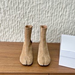 340G279  MaisonMargiela 马吉拉 25ss秋冬新款 分趾系列 高跟 分趾靴原版套楦鞋型很经典，不管是价格还是品质通通秒杀市场……告别臃肿，专为当代独立、气质都市女性打造高级鞋履 对是小众的佼佼者，百搭王，小众没有那么烂大街，穿上太有气质了▪鞋面：采用原版进口原版羊皮/爆裂纹牛皮 ▪内里垫脚：苯染牛皮 ▪大底：原版定制双层真皮大底▪Size：35-39（40定做不退换）