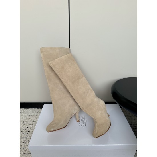 440Maison Margiela 24ss 玛吉拉麂皮宽筒直筒长靴 细高跟高筒靴分趾tabi靴原版开模双层真皮鞋底 原版套楦鞋型很大方 搭配各种风格都️轻松驾驭 小短腿的福音 上身瞬间秒变大长腿 ✔️上脚不被常规所拘束，随心所欲做自己～上脚炒鸡柔软舒适▪️鞋面：进口原版真皮▪️内里：原版真皮▪️大底：原版意大利双层真皮底跟▪️Size：35-39（40定制不退不换）
