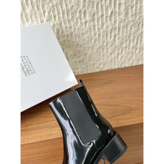 370G321  Maison Margiela 马吉拉 25ss秋冬新款 tabi分趾 切尔西 短靴当哥特式建筑的凌厉线条邂逅东方余韵 这款短靴以先锋姿态重构经典让传承与颠覆在靴履间共生。侧边弹力布与后部标志性形成视觉反差低调展露手工痕迹与品牌身份 。搭配廓形大衣与直筒裤 就是街头风配针织裙与袜套 就是前卫的碰撞。每一步都踏在舒适与格调的平衡点上让Tabi的反叛精神融入秋冬日常▪鞋面：采用原版进口小牛皮▪内里踮脚：牛皮▪鞋底：原版定制意大利进口真皮大底▪size：35-39（4041.定制不退换）