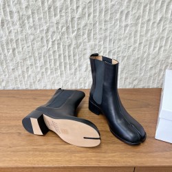 370G321  Maison Margiela 马吉拉 25ss秋冬新款 tabi分趾 切尔西 短靴当哥特式建筑的凌厉线条邂逅东方余韵 这款短靴以先锋姿态重构经典让传承与颠覆在靴履间共生。侧边弹力布与后部标志性形成视觉反差低调展露手工痕迹与品牌身份 。搭配廓形大衣与直筒裤 就是街头风配针织裙与袜套 就是前卫的碰撞。每一步都踏在舒适与格调的平衡点上让Tabi的反叛精神融入秋冬日常▪鞋面：采用原版进口小牛皮▪内里踮脚：牛皮▪鞋底：原版定制意大利进口真皮大底▪size：35-39（4041.定制不退换）