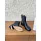 370G321  Maison Margiela 马吉拉 25ss秋冬新款 tabi分趾 切尔西 短靴当哥特式建筑的凌厉线条邂逅东方余韵 这款短靴以先锋姿态重构经典让传承与颠覆在靴履间共生。侧边弹力布与后部标志性形成视觉反差低调展露手工痕迹与品牌身份 。搭配廓形大衣与直筒裤 就是街头风配针织裙与袜套 就是前卫的碰撞。每一步都踏在舒适与格调的平衡点上让Tabi的反叛精神融入秋冬日常▪鞋面：采用原版进口小牛皮▪内里踮脚：牛皮▪鞋底：原版定制意大利进口真皮大底▪size：35-39（4041.定制不退换）