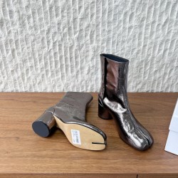 340G279  MaisonMargiela 马吉拉 25ss秋冬新款 分趾系列 高跟 分趾靴原版套楦鞋型很经典，不管是价格还是品质通通秒杀市场……告别臃肿，专为当代独立、气质都市女性打造高级鞋履 对是小众的佼佼者，百搭王，小众没有那么烂大街，穿上太有气质了▪鞋面：采用原版进口原版羊皮/爆裂纹牛皮 ▪内里垫脚：苯染牛皮 ▪大底：原版定制双层真皮大底▪Size：35-39（40定做不退换）
