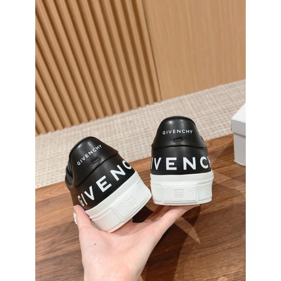 GIVENCHY Sneakers