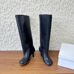 530G279  Maison Margiela 玛吉拉 25ss秋冬新款 直筒 长靴不过膝 MM6家tabi分趾鞋靴 原版开模双层真皮鞋底 原版套楦鞋型很大方 搭配各种风格都轻松驾驭 小短腿的福音 上身瞬间秒变大长腿 上脚不被常规所拘束，随心所欲做自己～上脚炒鸡柔软舒适▪️鞋面：采用原版进口牛皮▪️内里垫脚：羊皮▪️大底：原版定制意大利双层真皮大底▪️Size：35-39（40.41定制不退不换）