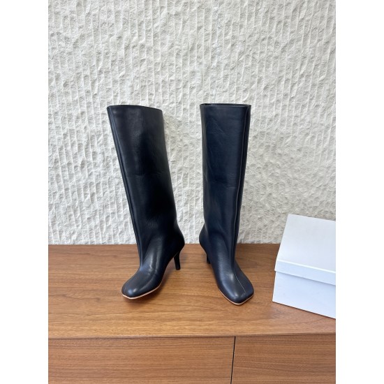 530G279  Maison Margiela 玛吉拉 25ss秋冬新款 直筒 长靴不过膝 MM6家tabi分趾鞋靴 原版开模双层真皮鞋底 原版套楦鞋型很大方 搭配各种风格都轻松驾驭 小短腿的福音 上身瞬间秒变大长腿 上脚不被常规所拘束，随心所欲做自己～上脚炒鸡柔软舒适▪️鞋面：采用原版进口牛皮▪️内里垫脚：羊皮▪️大底：原版定制意大利双层真皮大底▪️Size：35-39（40.41定制不退不换）