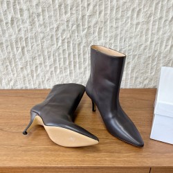 360G279  Maison Margiela 马吉拉 25ss秋冬新款 高跟 短靴简易百搭尖头靴子，北欧小众风情～简约的设计  独特头型设计 让脚丫子变的更加自由自在！想怎么走，就怎么走 ……无约束！套筒设计简单的流畅线条修饰脚型，好穿舒适耐看！▪鞋面：采用原版进口小牛皮▪内里垫脚：水染牛皮▪跟高：7.5cm▪鞋底：原版定制意大利真皮大底▪码数：35-40（40订做不退换）