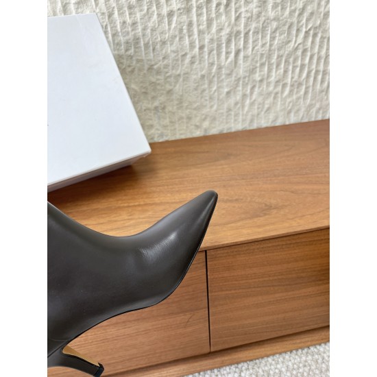 360G279  Maison Margiela 马吉拉 25ss秋冬新款 高跟 短靴简易百搭尖头靴子，北欧小众风情～简约的设计  独特头型设计 让脚丫子变的更加自由自在！想怎么走，就怎么走 ……无约束！套筒设计简单的流畅线条修饰脚型，好穿舒适耐看！▪鞋面：采用原版进口小牛皮▪内里垫脚：水染牛皮▪跟高：7.5cm▪鞋底：原版定制意大利真皮大底▪码数：35-40（40订做不退换）