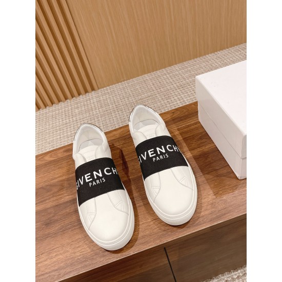 GIVENCHY Sneakers