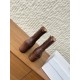 340G279  MaisonMargiela 马吉拉 25ss秋冬新款 分趾系列 高跟 分趾靴原版套楦鞋型很经典，不管是价格还是品质通通秒杀市场……告别臃肿，专为当代独立、气质都市女性打造高级鞋履 对是小众的佼佼者，百搭王，小众没有那么烂大街，穿上太有气质了▪鞋面：采用原版进口原版羊皮/爆裂纹牛皮 ▪内里垫脚：苯染牛皮 ▪大底：原版定制双层真皮大底▪Size：35-39（40定做不退换）