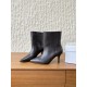 360G279  Maison Margiela 马吉拉 25ss秋冬新款 高跟 短靴简易百搭尖头靴子，北欧小众风情～简约的设计  独特头型设计 让脚丫子变的更加自由自在！想怎么走，就怎么走 ……无约束！套筒设计简单的流畅线条修饰脚型，好穿舒适耐看！▪鞋面：采用原版进口小牛皮▪内里垫脚：水染牛皮▪跟高：7.5cm▪鞋底：原版定制意大利真皮大底▪码数：35-40（40订做不退换）