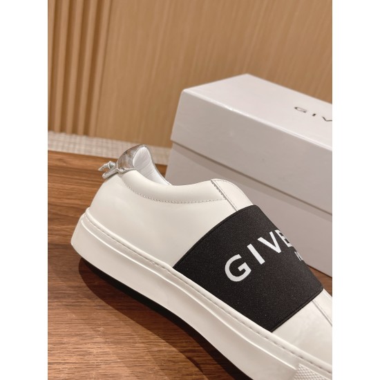 GIVENCHY Sneakers