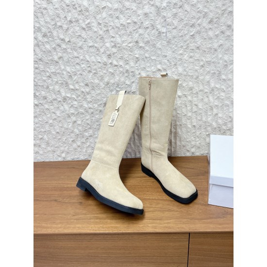350G279 MaisonMargiela 马吉拉 25ss 秋冬新款 分趾高筒靴火爆来袭！太香了‼️靓丽多彩少女感扑面而来！不容错过的时尚单品  简单又有格调的美 跑量扛把子 必入单品 时尚减龄神器 随性率真的感脚简单高级的设计 融入MM6独有的标志同时满足日常 休闲渡假 百搭 真心巴适意大利真皮大底 分体设计 原版一致材料 对标原单 请认准咱家高货▪鞋面：牛京▪内里：牛皮▪大底：原版进口发泡大底▪Size：35-39（40定做不退换）