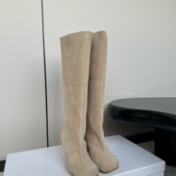 440Maison Margiela 24ss 玛吉拉麂皮宽筒直筒长靴 细高跟高筒靴分趾tabi靴原版开模双层真皮鞋底 原版套楦鞋型很大方 搭配各种风格都️轻松驾驭 小短腿的福音 上身瞬间秒变大长腿 ✔️上脚不被常规所拘束，随心所欲做自己～上脚炒鸡柔软舒适▪️鞋面：进口原版真皮▪️内里：原版真皮▪️大底：原版意大利双层真皮底跟▪️Size：35-39（40定制不退不换）