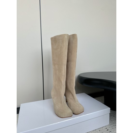 440Maison Margiela 24ss 玛吉拉麂皮宽筒直筒长靴 细高跟高筒靴分趾tabi靴原版开模双层真皮鞋底 原版套楦鞋型很大方 搭配各种风格都️轻松驾驭 小短腿的福音 上身瞬间秒变大长腿 ✔️上脚不被常规所拘束，随心所欲做自己～上脚炒鸡柔软舒适▪️鞋面：进口原版真皮▪️内里：原版真皮▪️大底：原版意大利双层真皮底跟▪️Size：35-39（40定制不退不换）