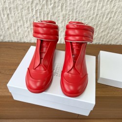 360（男码+10）G295 Maison Margiela 马吉拉 25ss秋冬新款马吉拉Future Sneaker复古 高帮 休闲鞋MM6作为这两年最受欢迎的鬼才设计师品牌设计简单、奢华的质感让你爱不释手  不想满大街撞款的可以看看这个品牌，比较小众却又是那么好搭配ins、小红书随处可见这个品牌的身影 ▪鞋面：采用原版进口牛皮▪内里垫脚：丝绸羊皮▪大底：原版定制防滑橡胶大底▪码数：35-44（女码40，男码45.46.47.48定做不退换）