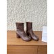 340G279  MaisonMargiela 马吉拉 25ss秋冬新款 分趾系列 高跟 分趾靴原版套楦鞋型很经典，不管是价格还是品质通通秒杀市场……告别臃肿，专为当代独立、气质都市女性打造高级鞋履 对是小众的佼佼者，百搭王，小众没有那么烂大街，穿上太有气质了▪鞋面：采用原版进口原版羊皮/爆裂纹牛皮 ▪内里垫脚：苯染牛皮 ▪大底：原版定制双层真皮大底▪Size：35-39（40定做不退换）