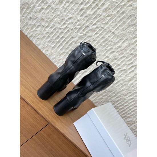 420G321  Maison Margiela 马吉拉 25ss秋冬新款 分趾绑带宽松 高跟靴MM6家tabi分趾 秋冬新品最高版本买手代购完美分趾tabi靴原版开模双层真底 原版套楦鞋型很大方 搭配各种风格都可以轻松驾驭 小短腿的福音 上身瞬间秒变大长腿 上脚不被常规所拘束，随心所欲做自己 上脚炒鸡柔软舒适▪鞋面：采用原版进口牛皮▪内里垫脚：羊皮▪跟高：7 5cm▪大底：原版定制意大利真皮大底▪Size：35-39（40 定制不退换）