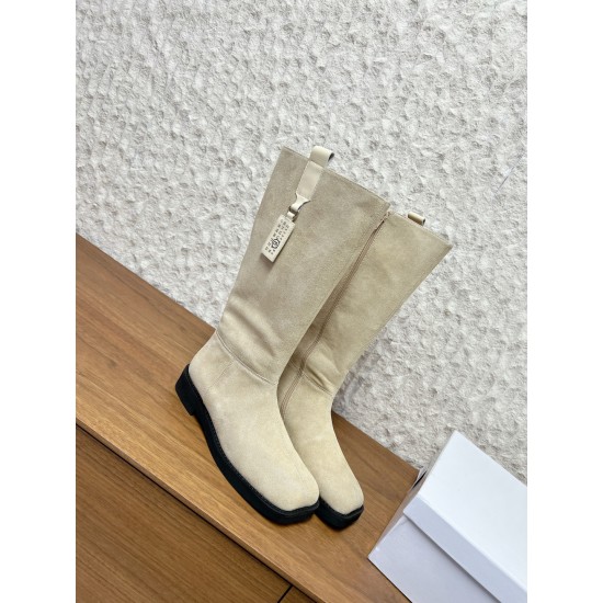 350G279 MaisonMargiela 马吉拉 25ss 秋冬新款 分趾高筒靴火爆来袭！太香了‼️靓丽多彩少女感扑面而来！不容错过的时尚单品  简单又有格调的美 跑量扛把子 必入单品 时尚减龄神器 随性率真的感脚简单高级的设计 融入MM6独有的标志同时满足日常 休闲渡假 百搭 真心巴适意大利真皮大底 分体设计 原版一致材料 对标原单 请认准咱家高货▪鞋面：牛京▪内里：牛皮▪大底：原版进口发泡大底▪Size：35-39（40定做不退换）