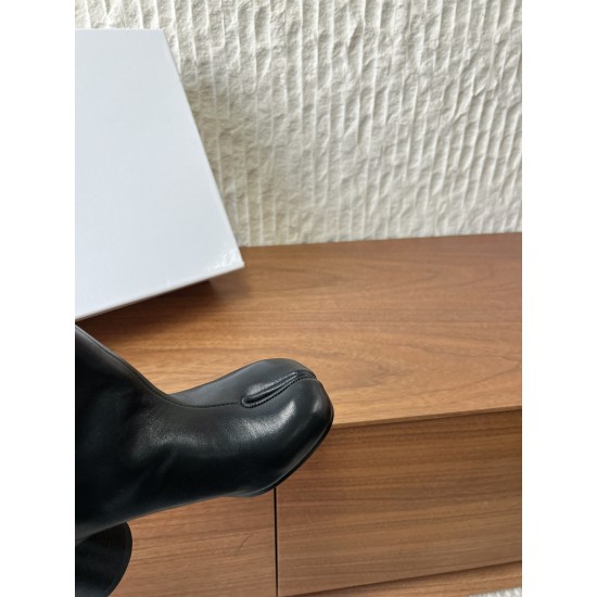 420G321  Maison Margiela 马吉拉 25ss秋冬新款 分趾绑带宽松 高跟靴MM6家tabi分趾 秋冬新品最高版本买手代购完美分趾tabi靴原版开模双层真底 原版套楦鞋型很大方 搭配各种风格都可以轻松驾驭 小短腿的福音 上身瞬间秒变大长腿 上脚不被常规所拘束，随心所欲做自己 上脚炒鸡柔软舒适▪鞋面：采用原版进口牛皮▪内里垫脚：羊皮▪跟高：7 5cm▪大底：原版定制意大利真皮大底▪Size：35-39（40 定制不退换）