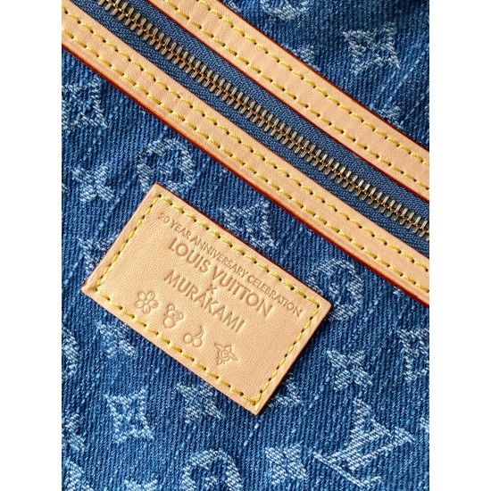 M14238白色 樱桃枕头包speedy Speedy Soft 30手袋 本款 Speedy Soft 30 手袋以融合 Monogram 帆布和牛皮革饰边，再借路易威登 x 村上隆再版系列的明快元素传递潮流格调。前后以村上隆的“超扁平”艺术理念重绎 Monogram 樱桃图案，拉链开合处饰有耀目挂锁。长款手柄便于肩背，成就又一旅行佳伴。30.0 x 21.0 x 17.0 厘米